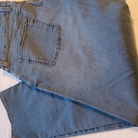 L.L. Bean Faded Blue BeanFlex Standard Fit Sz. 38x32 Jeans - Picture 9 of 12